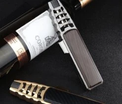 Merkloos Turbo Jetflame Aansteker - Gasbrander - Vuurwerk Torch - Crème Brûlée Brander - BBQ En Sigaren Aansteker - Windproof - Carbon Met Goudkleurige Metalen Behuizing -Babyproducten 1200x1028 2