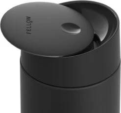 FELLOW - Carter "Move" Mug + Slide-Lock Deksel - Matte Black, 355ml -Babyproducten 1200x1120 1