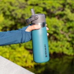 Stanley The IceFlow™ Flip Straw Water Bottle 0,65L - Thermosfles - Lagoon 13 Stanley The IceFlow™ Flip Straw Water Bottle 0,65L - Thermosfles - Lagoon -Babyproducten 1200x1200 1045