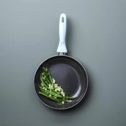 VitaVerde Expert Koekenpannenset Ø 24cm + Ø 28cm - Lichtblauw - Inductie - PFAS-vrij -Babyproducten 1200x1200 120