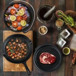 Dutch Mountains Gietijzeren Pannenset 7-delig - Dutch Oven – Braadpan - Grillpan - Hapjespan - Kookset In Houten Transportkist - Deksellifter - Brander -Babyproducten 1200x1200 816