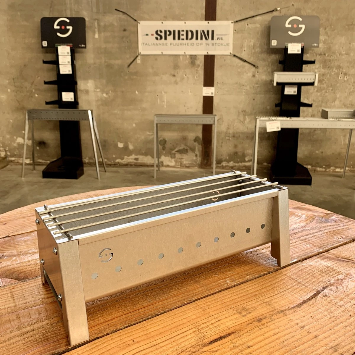 Spiedini Saté-bbq Bali 40 Mini - Kleine, Smalle Houtskoolbarbecue Met Horizontaal Rooster Voor Sate Of Andere Spiesjes - 40 Cm Lang, 11 Cm Breed, 14 Cm Hoog - Ideaal Voor Tuin- Of Open Haard, Of Balkon - Materiaal: Gealuminiseerd Ijzer 1 Spiedini Saté-bbq Bali 40 Mini - Kleine, Smalle Houtskoolbarbecue Met Horizontaal Rooster Voor Sate Of Andere Spiesjes - 40 Cm Lang, 11 Cm Breed, 14 Cm Hoog - Ideaal Voor Tuin- Of Open Haard, Of Balkon - Materiaal: Gealuminiseerd Ijzer