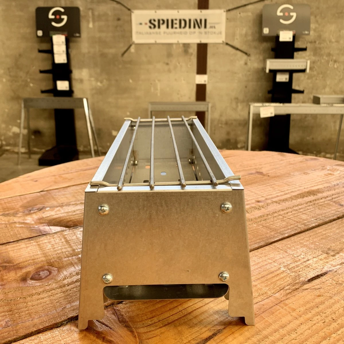 Spiedini Saté-bbq Bali 40 Mini - Kleine, Smalle Houtskoolbarbecue Met Horizontaal Rooster Voor Sate Of Andere Spiesjes - 40 Cm Lang, 11 Cm Breed, 14 Cm Hoog - Ideaal Voor Tuin- Of Open Haard, Of Balkon - Materiaal: Gealuminiseerd Ijzer 3 Spiedini Saté-bbq Bali 40 Mini - Kleine, Smalle Houtskoolbarbecue Met Horizontaal Rooster Voor Sate Of Andere Spiesjes - 40 Cm Lang, 11 Cm Breed, 14 Cm Hoog - Ideaal Voor Tuin- Of Open Haard, Of Balkon - Materiaal: Gealuminiseerd Ijzer - Afbeelding 3