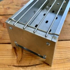 Spiedini Saté-bbq Bali 40 Mini - Kleine, Smalle Houtskoolbarbecue Met Horizontaal Rooster Voor Sate Of Andere Spiesjes - 40 Cm Lang, 11 Cm Breed, 14 Cm Hoog - Ideaal Voor Tuin- Of Open Haard, Of Balkon - Materiaal: Gealuminiseerd Ijzer 13 Spiedini Saté-bbq Bali 40 Mini - Kleine, Smalle Houtskoolbarbecue Met Horizontaal Rooster Voor Sate Of Andere Spiesjes - 40 Cm Lang, 11 Cm Breed, 14 Cm Hoog - Ideaal Voor Tuin- Of Open Haard, Of Balkon - Materiaal: Gealuminiseerd Ijzer -Babyproducten 1200x1200 902