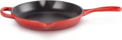 Le Creuset - Gietijzeren Ronde Skillet In Kersenrood 23cm -Babyproducten 1200x397