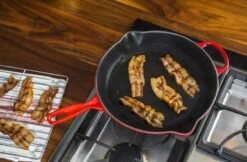 Le Creuset - Gietijzeren Ronde Skillet In Kersenrood 23cm -Babyproducten 1200x787