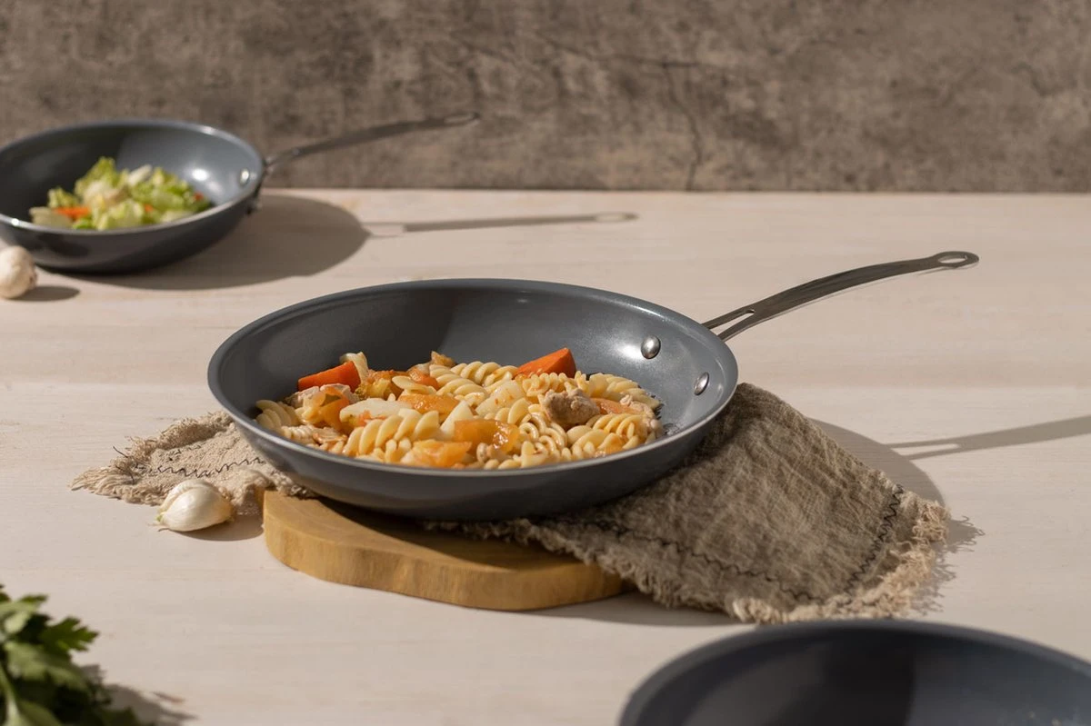 Swiss Pro+ - Koekenpannenset - 3 Delig - Keramisch - Inductie - Milieuvriendelijk - PFAS - PFOA Vrij - Sapphire Green 7 Swiss Pro+ - Koekenpannenset - 3 Delig - Keramisch - Inductie - Milieuvriendelijk - PFAS - PFOA Vrij - Sapphire Green - Afbeelding 7