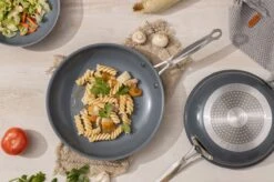 Swiss Pro+ - Koekenpannenset - 3 Delig - Keramisch - Inductie - Milieuvriendelijk - PFAS - PFOA Vrij - Sapphire Green 20 Swiss Pro+ - Koekenpannenset - 3 Delig - Keramisch - Inductie - Milieuvriendelijk - PFAS - PFOA Vrij - Sapphire Green -Babyproducten 1200x799 2