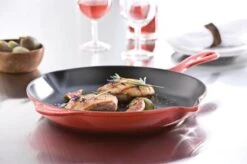 Le Creuset - Gietijzeren Ronde Skillet In Kersenrood 23cm -Babyproducten 1200x799 24