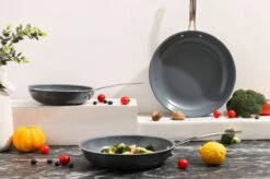 Swiss Pro+ - Koekenpannenset - 3 Delig - Keramisch - Inductie - Milieuvriendelijk - PFAS - PFOA Vrij - Sapphire Green 18 Swiss Pro+ - Koekenpannenset - 3 Delig - Keramisch - Inductie - Milieuvriendelijk - PFAS - PFOA Vrij - Sapphire Green -Babyproducten 1200x799