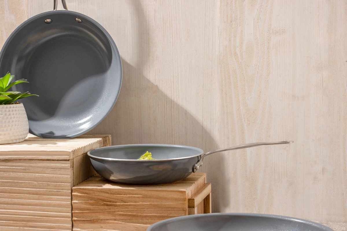 Swiss Pro+ - Koekenpannenset - 3 Delig - Keramisch - Inductie - Milieuvriendelijk - PFAS - PFOA Vrij - Sapphire Green 13 Swiss Pro+ - Koekenpannenset - 3 Delig - Keramisch - Inductie - Milieuvriendelijk - PFAS - PFOA Vrij - Sapphire Green - Afbeelding 13