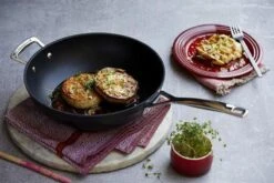 LE CREUSET - Les Forgees - Wokpan 30cm -Babyproducten 1200x800 39