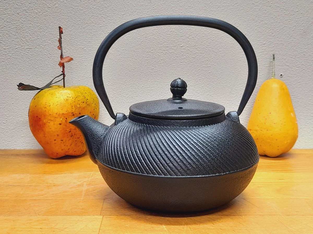 Kado Tip Voor De Kerst! Gietijzeren Theepot 1 L Van Het Merk LEIJZER Design, Ook Mooi Voor Op Uw Houtkachel 1 Kado Tip Voor De Kerst! Gietijzeren Theepot 1 L Van Het Merk LEIJZER Design, Ook Mooi Voor Op Uw Houtkachel