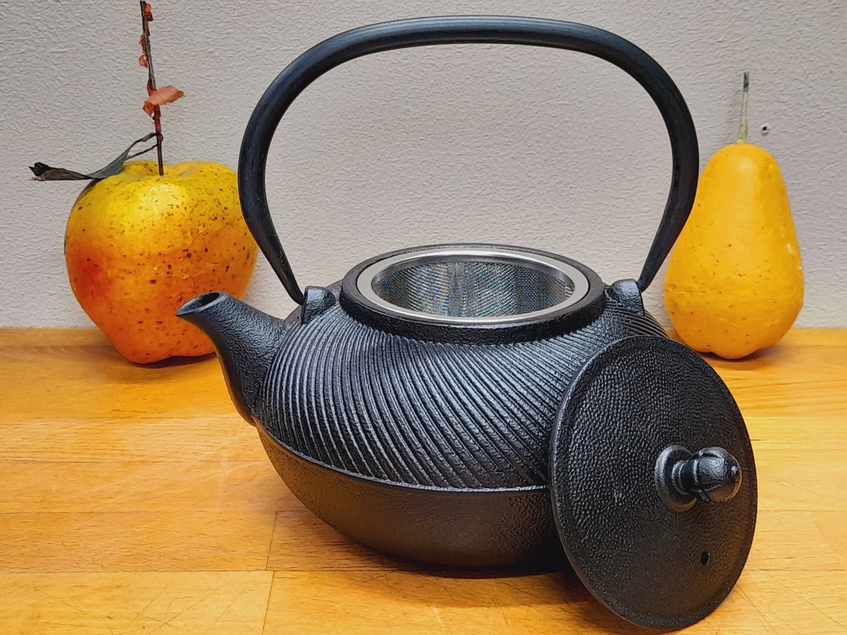 Kado Tip Voor De Kerst! Gietijzeren Theepot 1 L Van Het Merk LEIJZER Design, Ook Mooi Voor Op Uw Houtkachel 2 Kado Tip Voor De Kerst! Gietijzeren Theepot 1 L Van Het Merk LEIJZER Design, Ook Mooi Voor Op Uw Houtkachel - Afbeelding 2