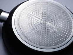 Sola Wokpan Stonehenge - Ø 28 Cm - Zwart/wit - Aluminium - Antiaanbaklaag 7 Sola Wokpan Stonehenge - Ø 28 Cm - Zwart/wit - Aluminium - Antiaanbaklaag -Babyproducten 1200x906 4