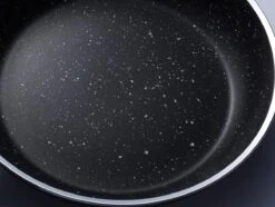 Sola Wokpan Stonehenge - Ø 28 Cm - Zwart/wit - Aluminium - Antiaanbaklaag 8 Sola Wokpan Stonehenge - Ø 28 Cm - Zwart/wit - Aluminium - Antiaanbaklaag -Babyproducten 1200x906 5