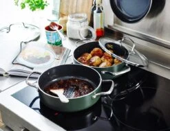 Dagelijkse Kost Door Jeroen Meus - Hapjespan Met Deksel ø24cm - Inductie - PFAS-vrij 8 Dagelijkse Kost Door Jeroen Meus - Hapjespan Met Deksel ø24cm - Inductie - PFAS-vrij -Babyproducten 1200x926 30