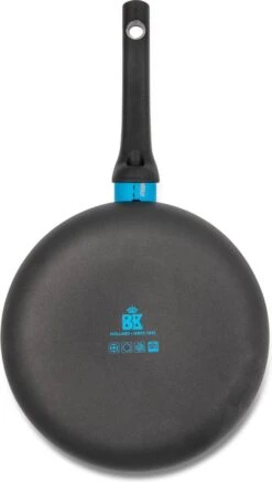 BK Blue Label Basics Hapjespan - Ø 24 Cm - Keramisch (PFAS Vrij) - Geen Inductie 5 BK Blue Label Basics Hapjespan - Ø 24 Cm - Keramisch (PFAS Vrij) - Geen Inductie -Babyproducten 679x1200