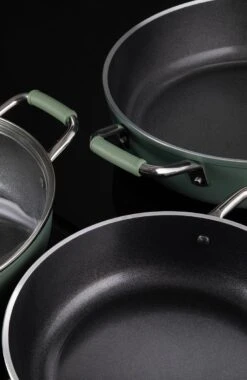 Primecook - Braadpan / Hapjespan Met Deksel - Ø 28 Cm - PFAS-vrij - Inductie - Ecoshield -Babyproducten 781x1200
