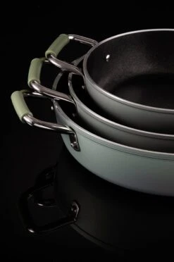 Primecook - Braadpan / Hapjespan Met Deksel - Ø 28 Cm - PFAS-vrij - Inductie - Ecoshield -Babyproducten 797x1200