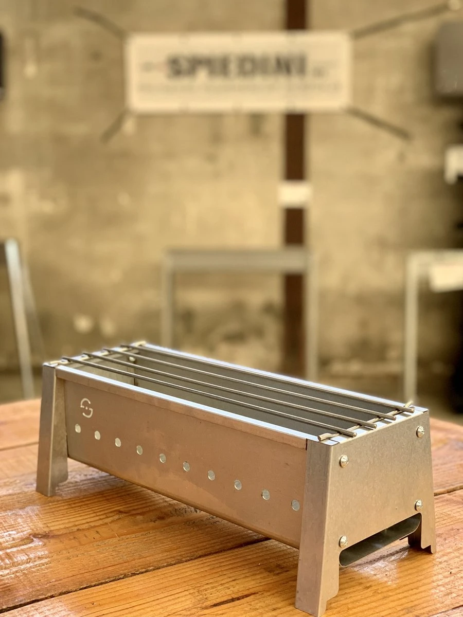 Spiedini Saté-bbq Bali 40 Mini - Kleine, Smalle Houtskoolbarbecue Met Horizontaal Rooster Voor Sate Of Andere Spiesjes - 40 Cm Lang, 11 Cm Breed, 14 Cm Hoog - Ideaal Voor Tuin- Of Open Haard, Of Balkon - Materiaal: Gealuminiseerd Ijzer 2 Spiedini Saté-bbq Bali 40 Mini - Kleine, Smalle Houtskoolbarbecue Met Horizontaal Rooster Voor Sate Of Andere Spiesjes - 40 Cm Lang, 11 Cm Breed, 14 Cm Hoog - Ideaal Voor Tuin- Of Open Haard, Of Balkon - Materiaal: Gealuminiseerd Ijzer - Afbeelding 2