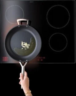 Le Creuset Koekenpan Les Forgées TNS - ø 28 Cm - Standaard Anti-aanbaklaag -Babyproducten 951x1200